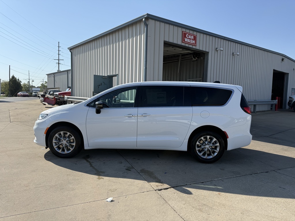2026 Chrysler Pacifica photo 3