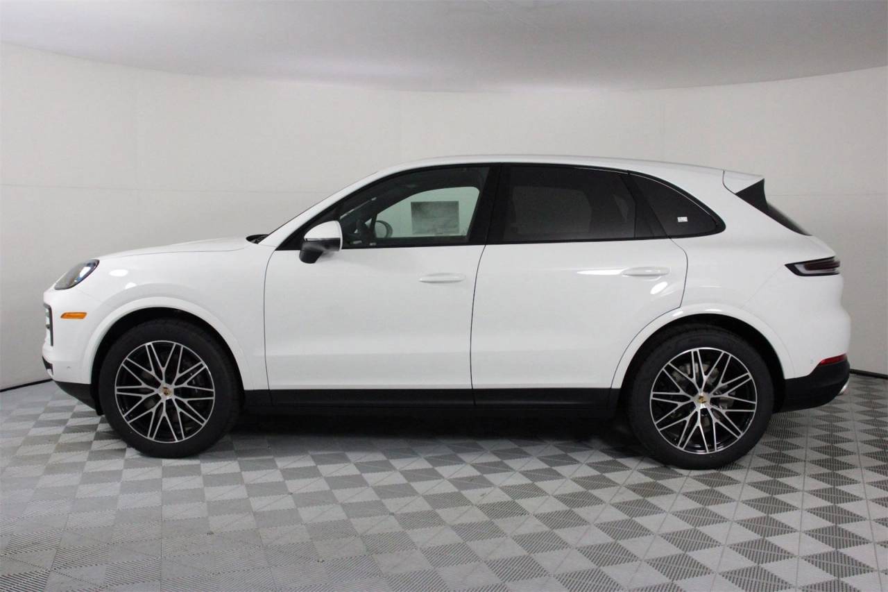 2025 Porsche Cayenne photo 2