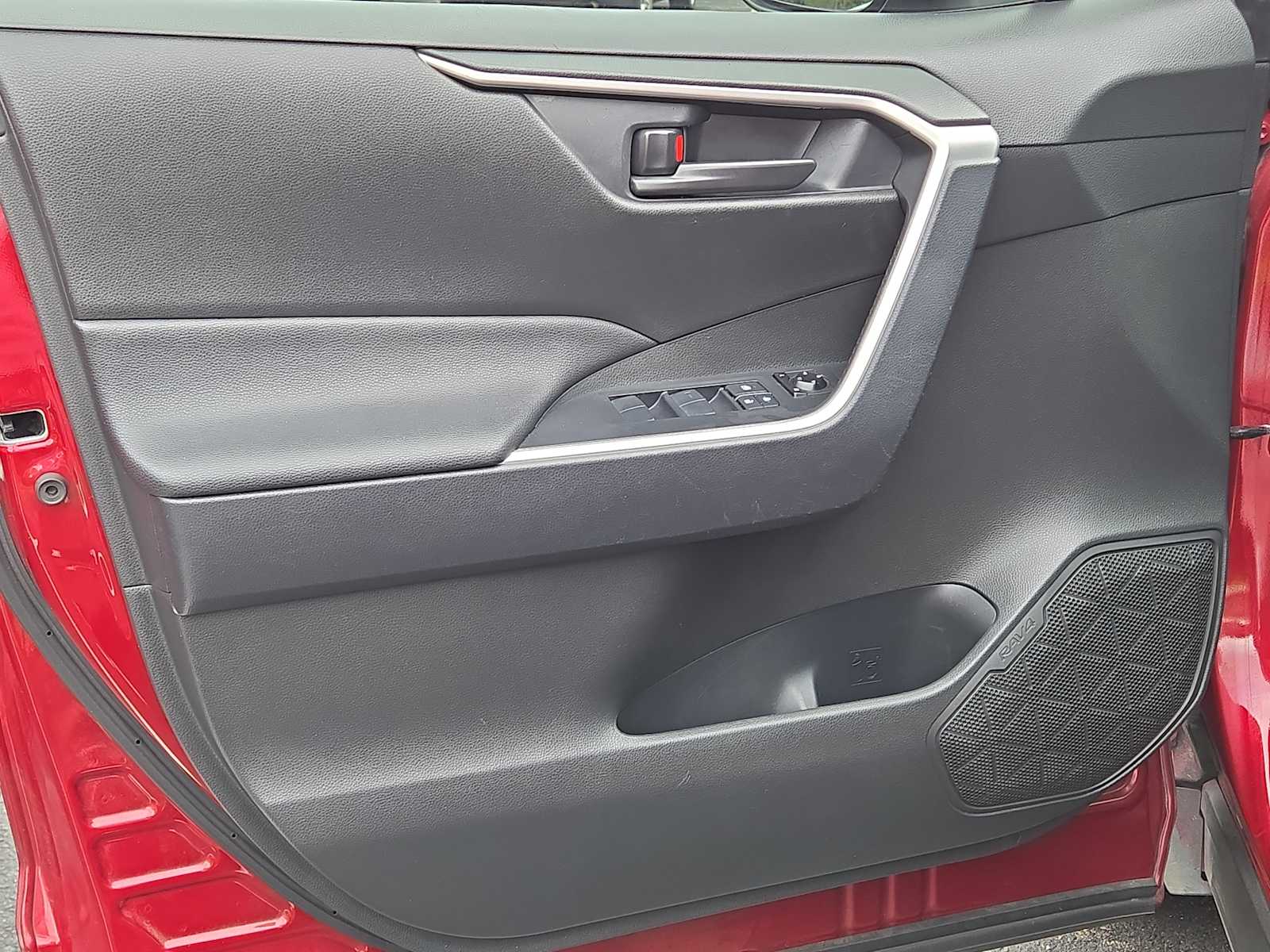 2020 Toyota RAV4 LE photo 2