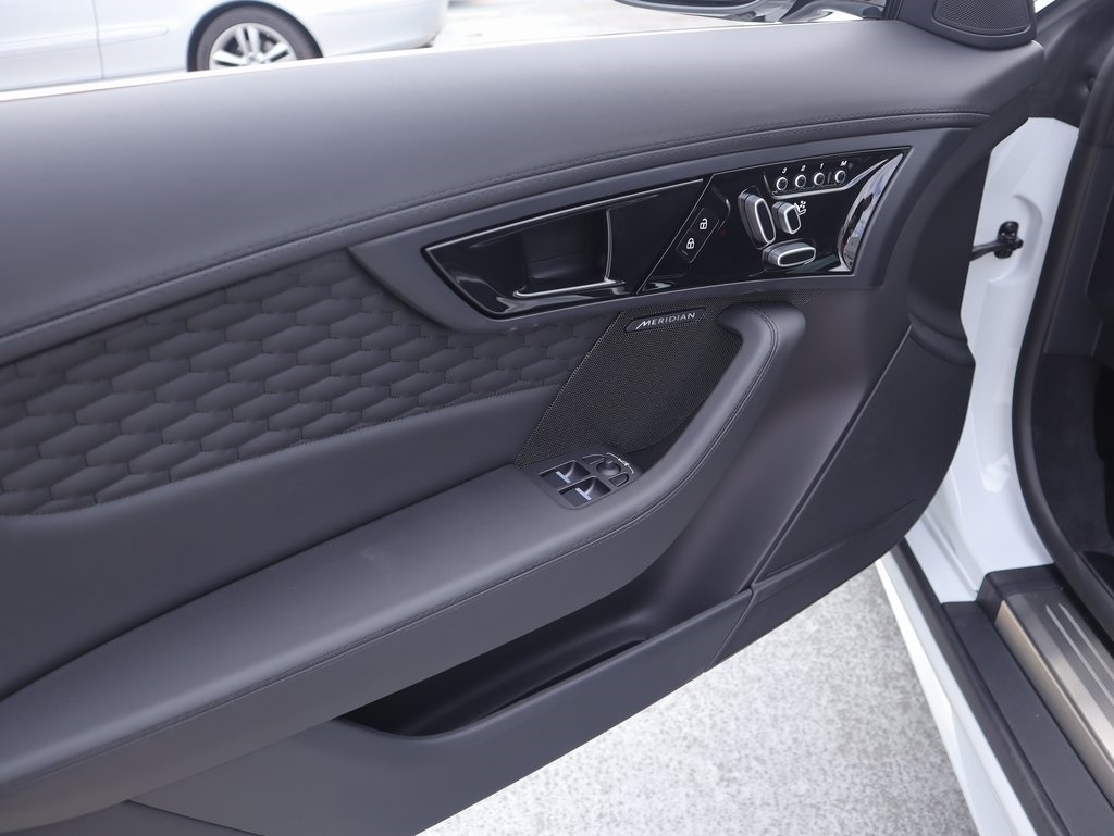 2024 Jaguar F-TYPE P450 photo 18