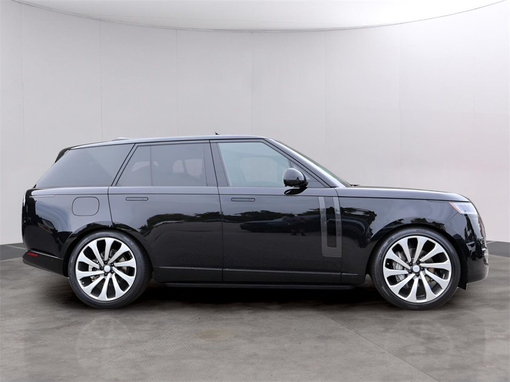 2025 Land Rover Range Rover SE photo 4