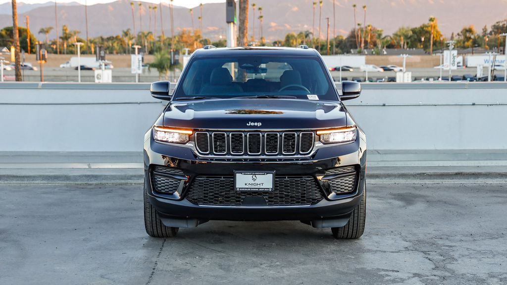 2025 Jeep Grand Cherokee Laredo X photo 3
