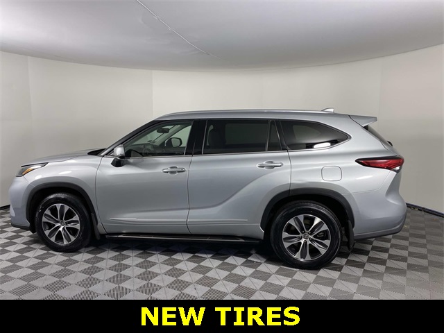 2021 Toyota Highlander XLE photo 2