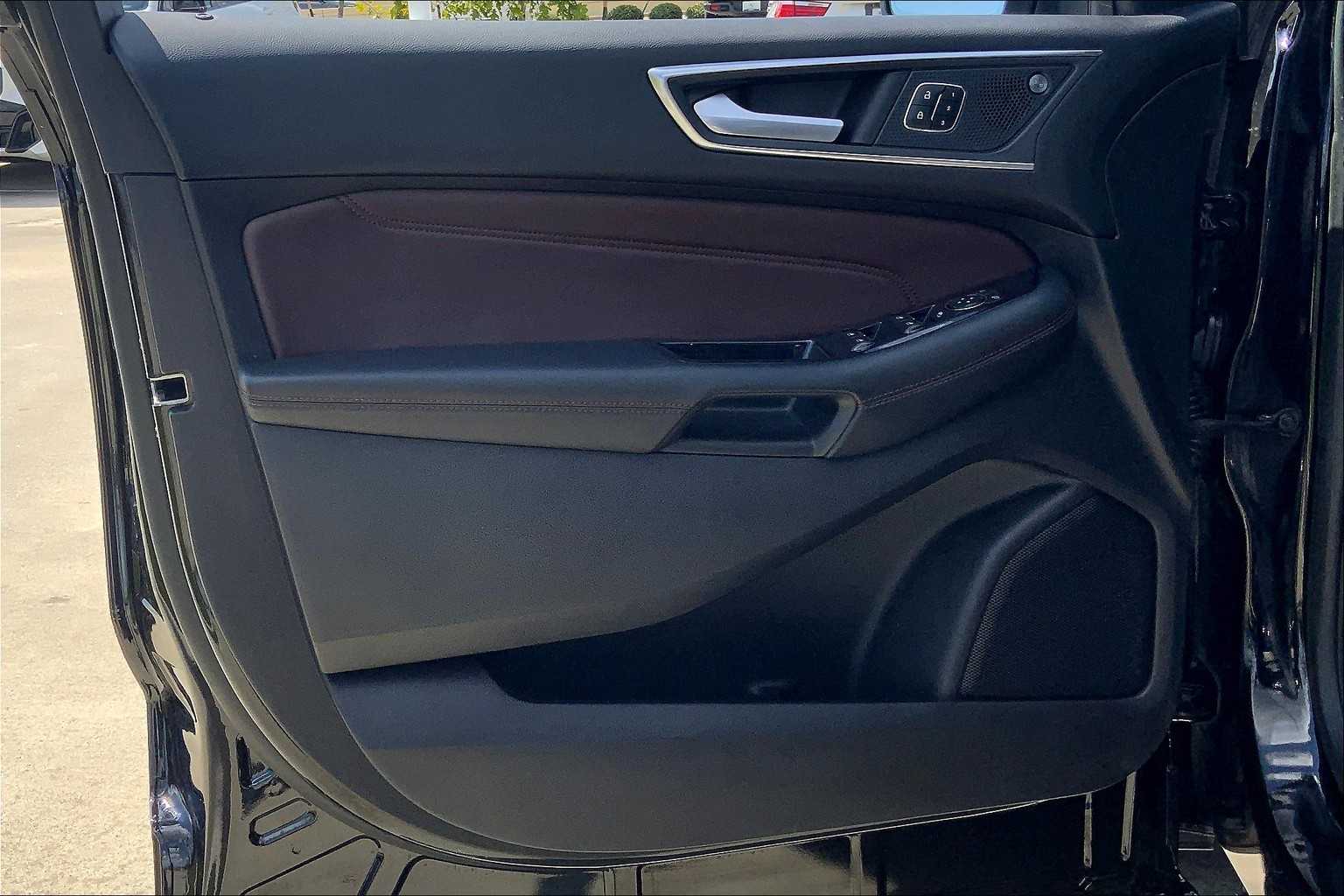 2020 Ford Edge Titanium photo 25