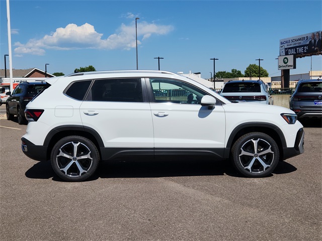 2025 Volkswagen Taos SEL photo 2