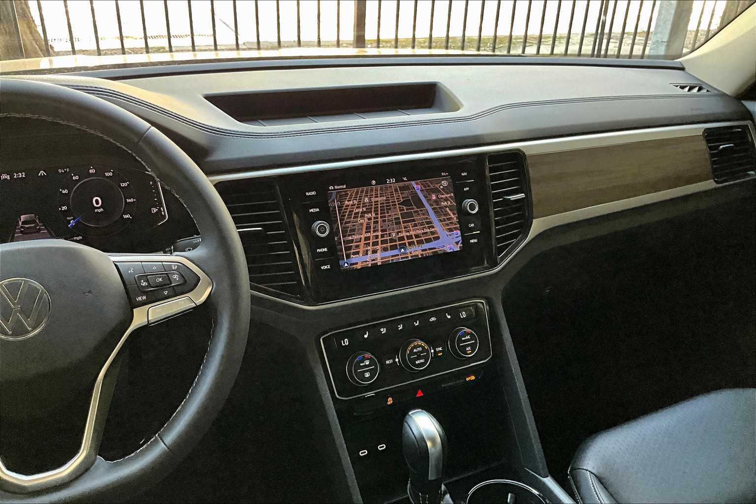 2023 Volkswagen Atlas V6 SEL photo 3