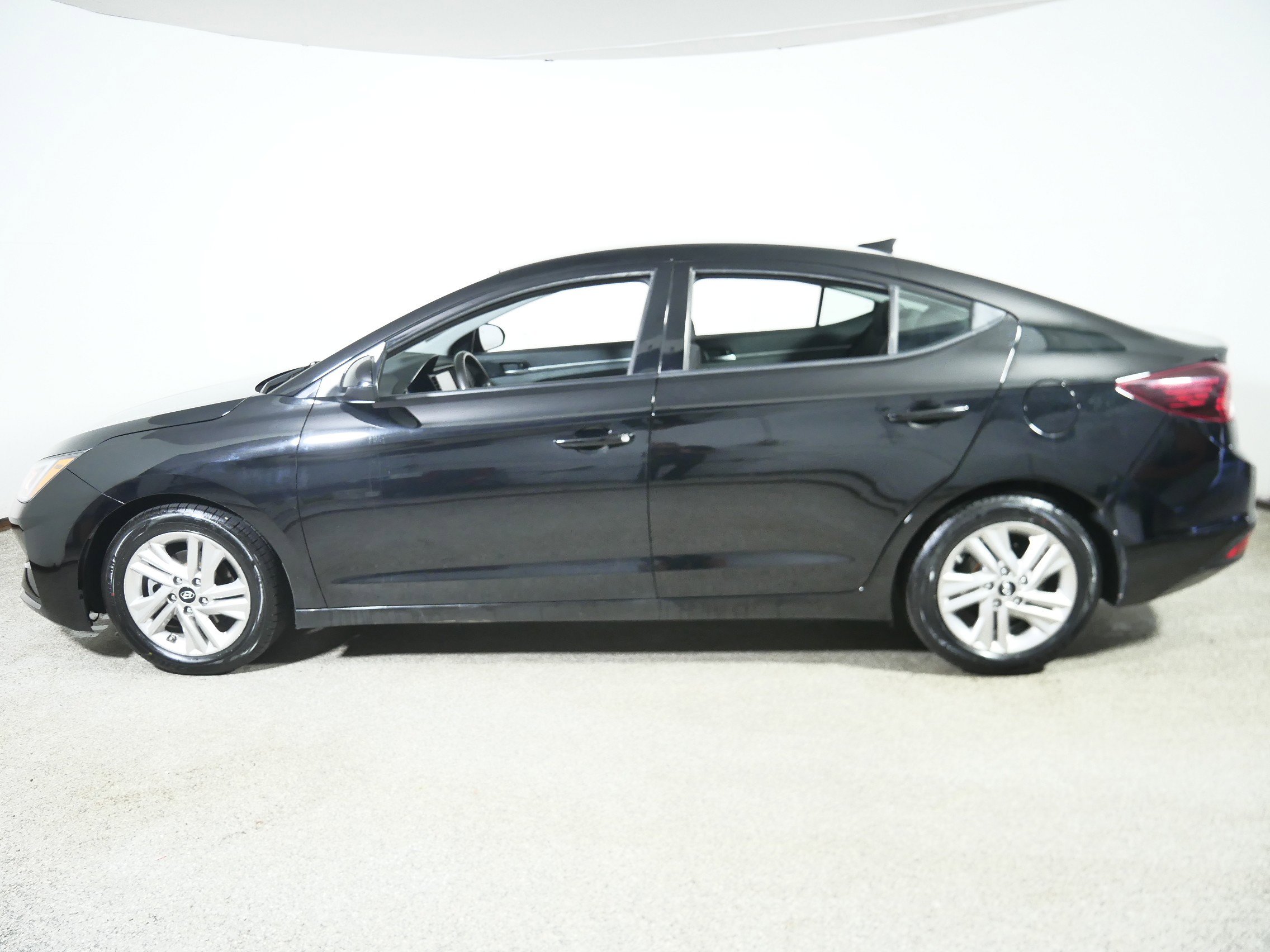 2019 Hyundai Elantra SEL photo 4