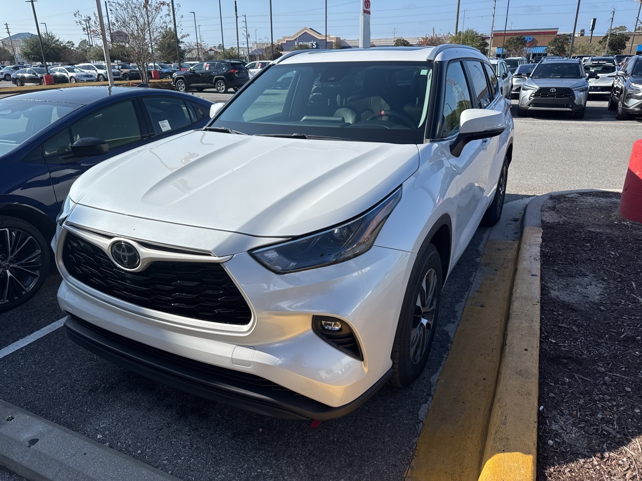 2024 Toyota Highlander XLE's photo