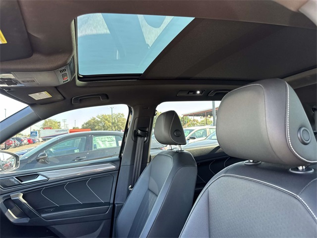 2023 Volkswagen Tiguan SE R-Line Black photo 4