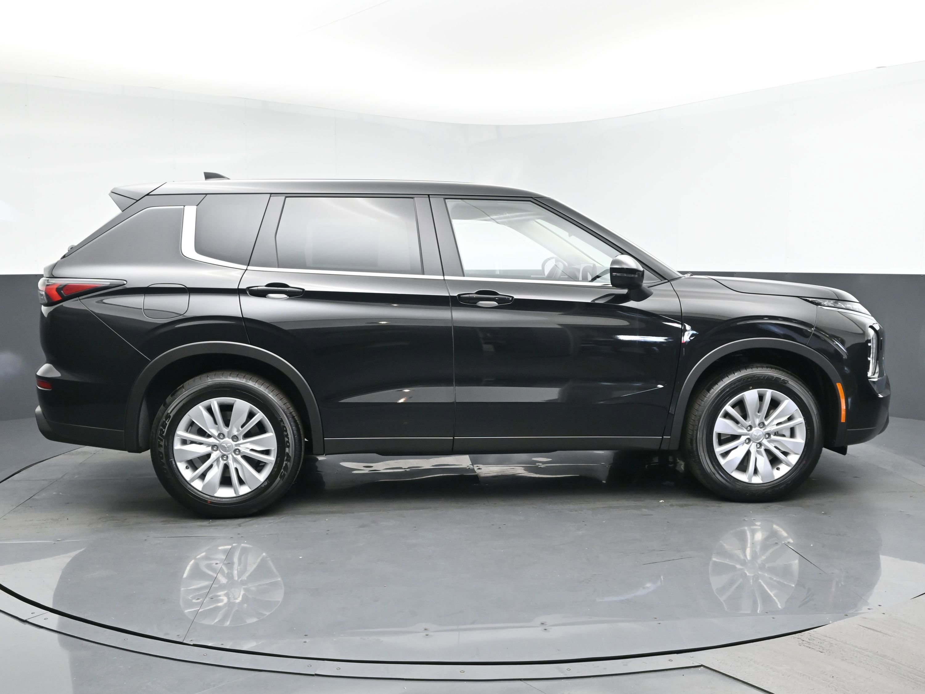 2025 Mitsubishi Outlander ES photo 2