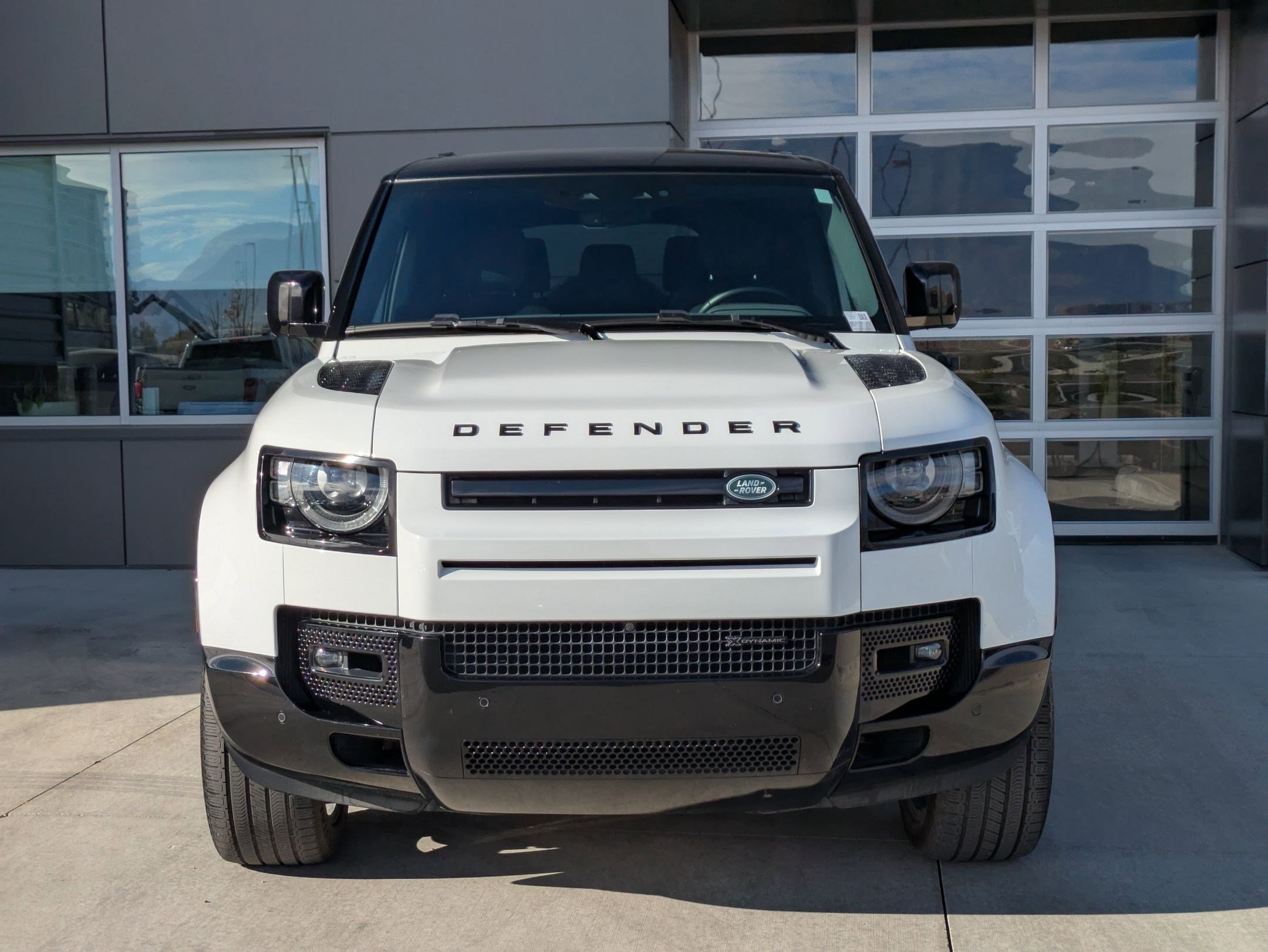 2023 Land Rover Defender 130 X-Dynamic SE photo 2