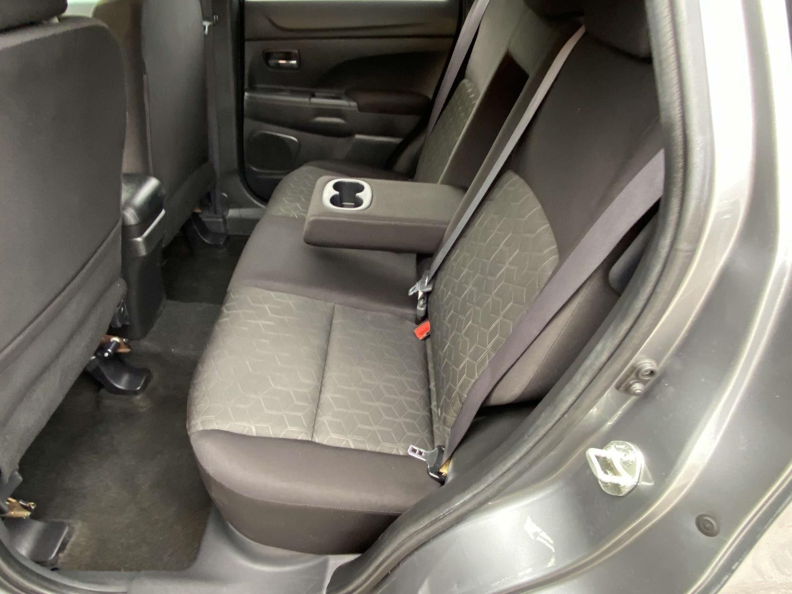 2021 Mitsubishi Outlander ES photo 3