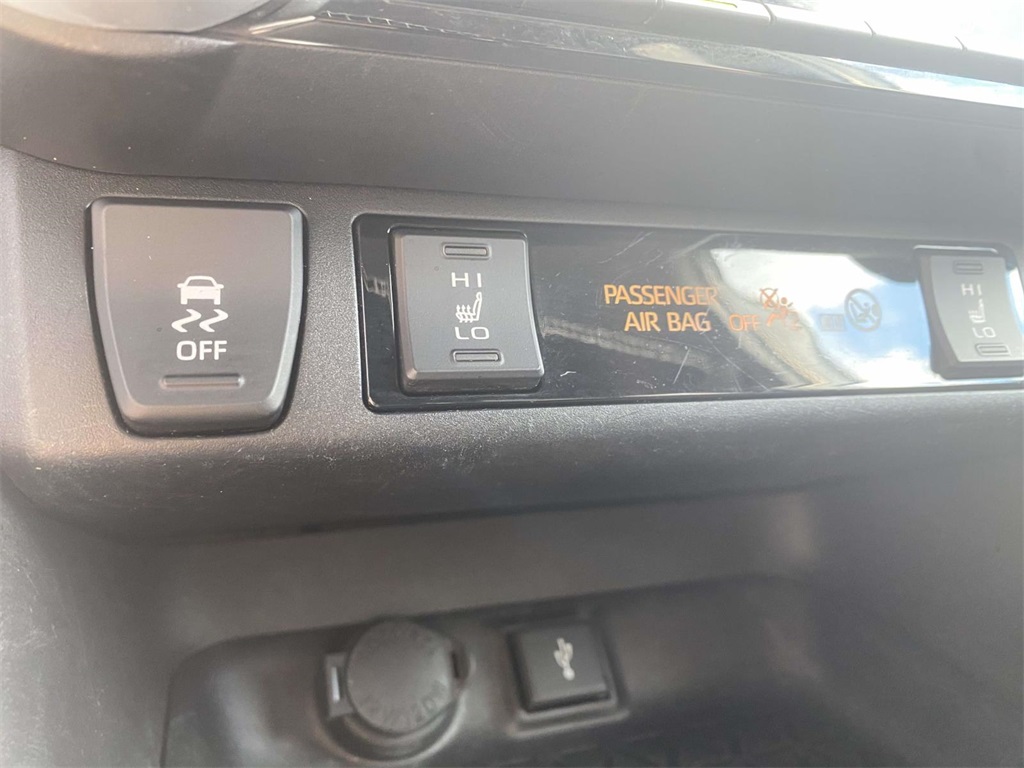 2022 Toyota RAV4 XLE photo 25
