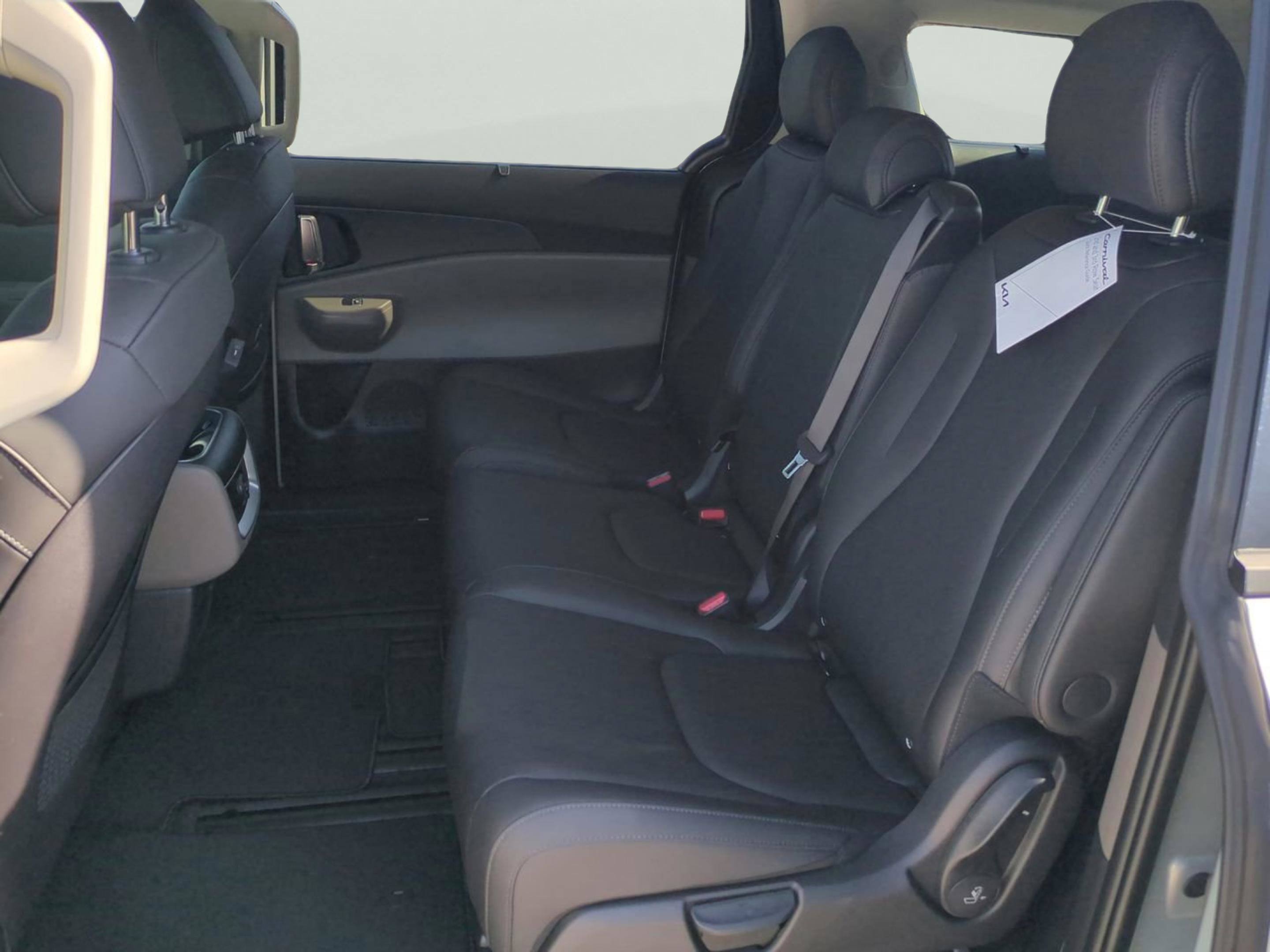 2026 Kia Carnival EX photo 16