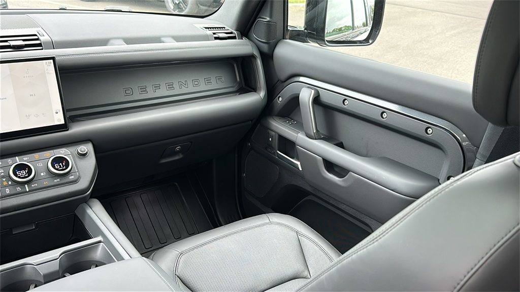 2025 Land Rover Defender 110 X-Dynamic SE photo 26