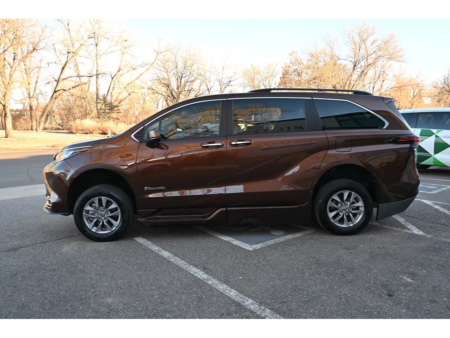 2022 Toyota Sienna XLE photo 9