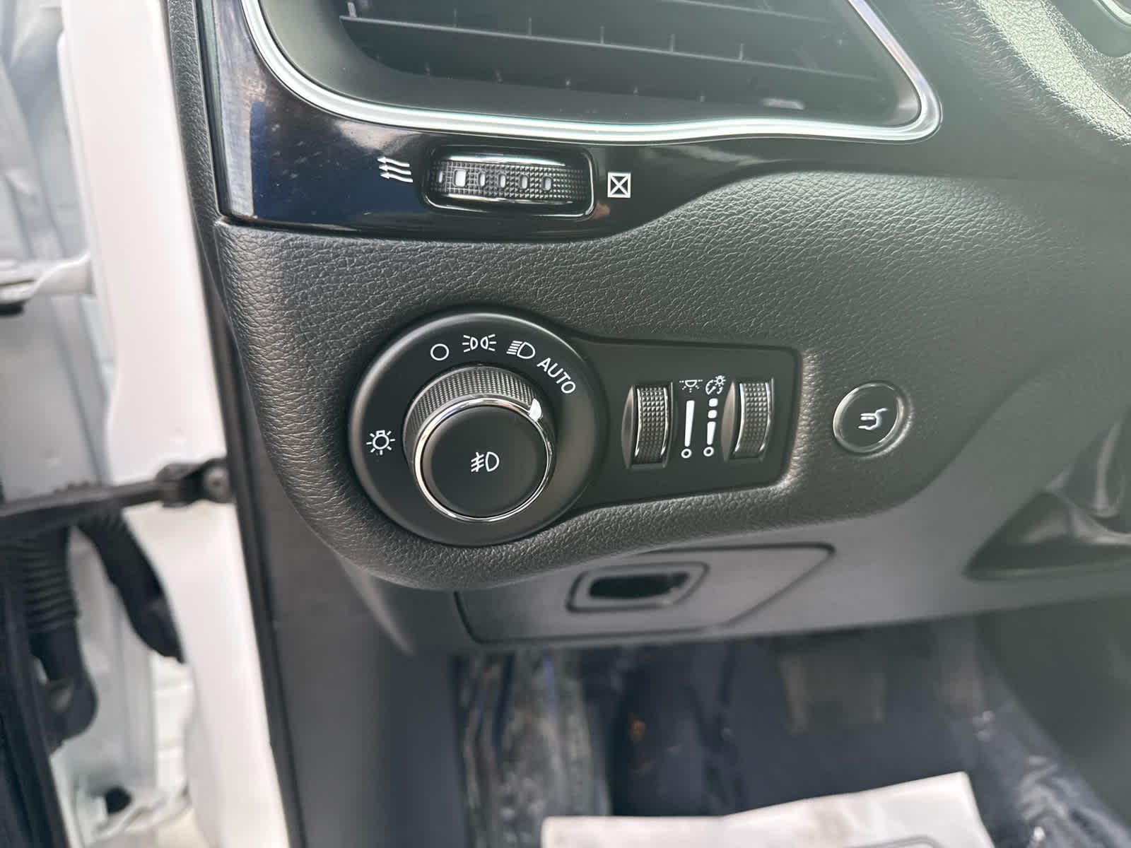 2023 Jeep Cherokee Altitude Lux photo 14