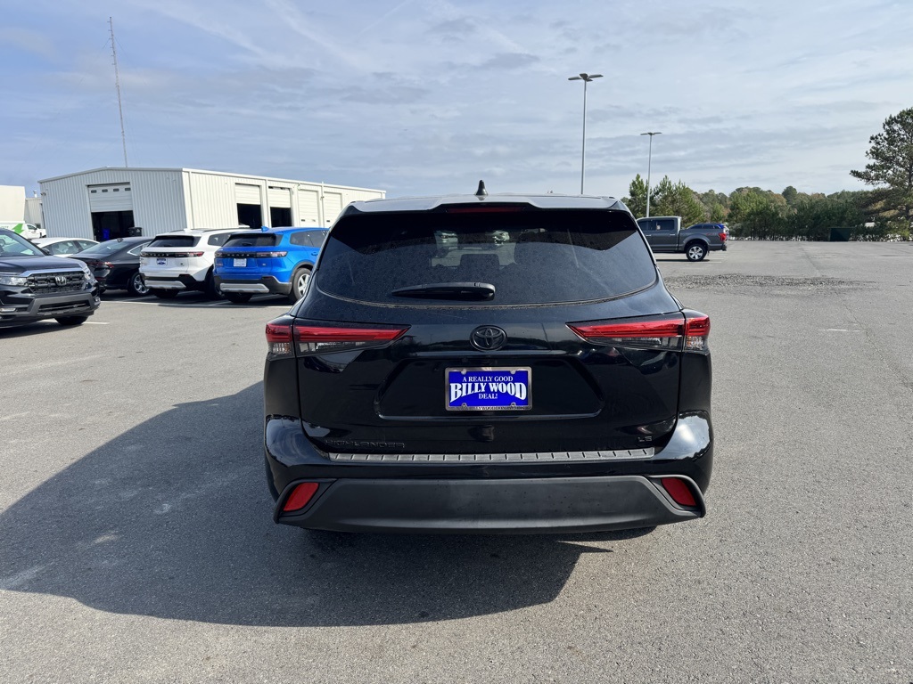 2023 Toyota Highlander LE photo 4
