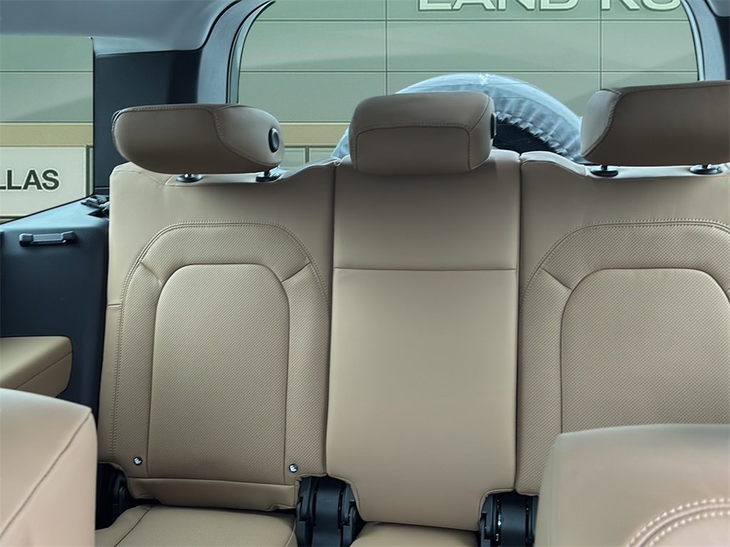 2025 Land Rover Defender 130 S photo 28