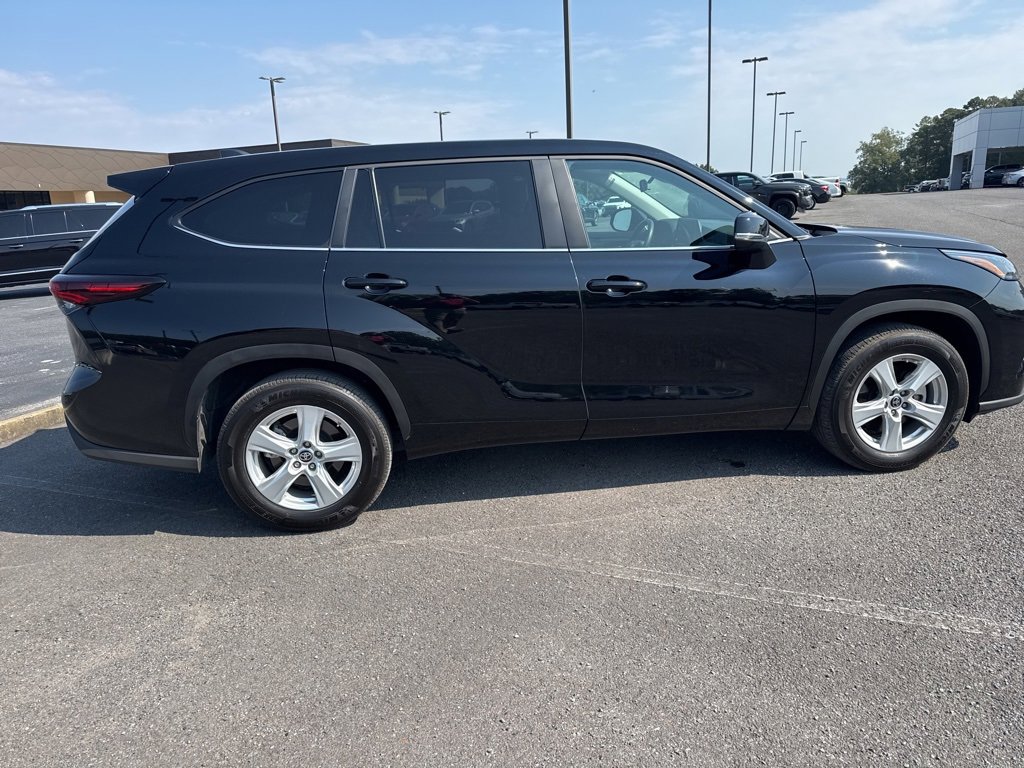 2024 Toyota Highlander LE photo 3