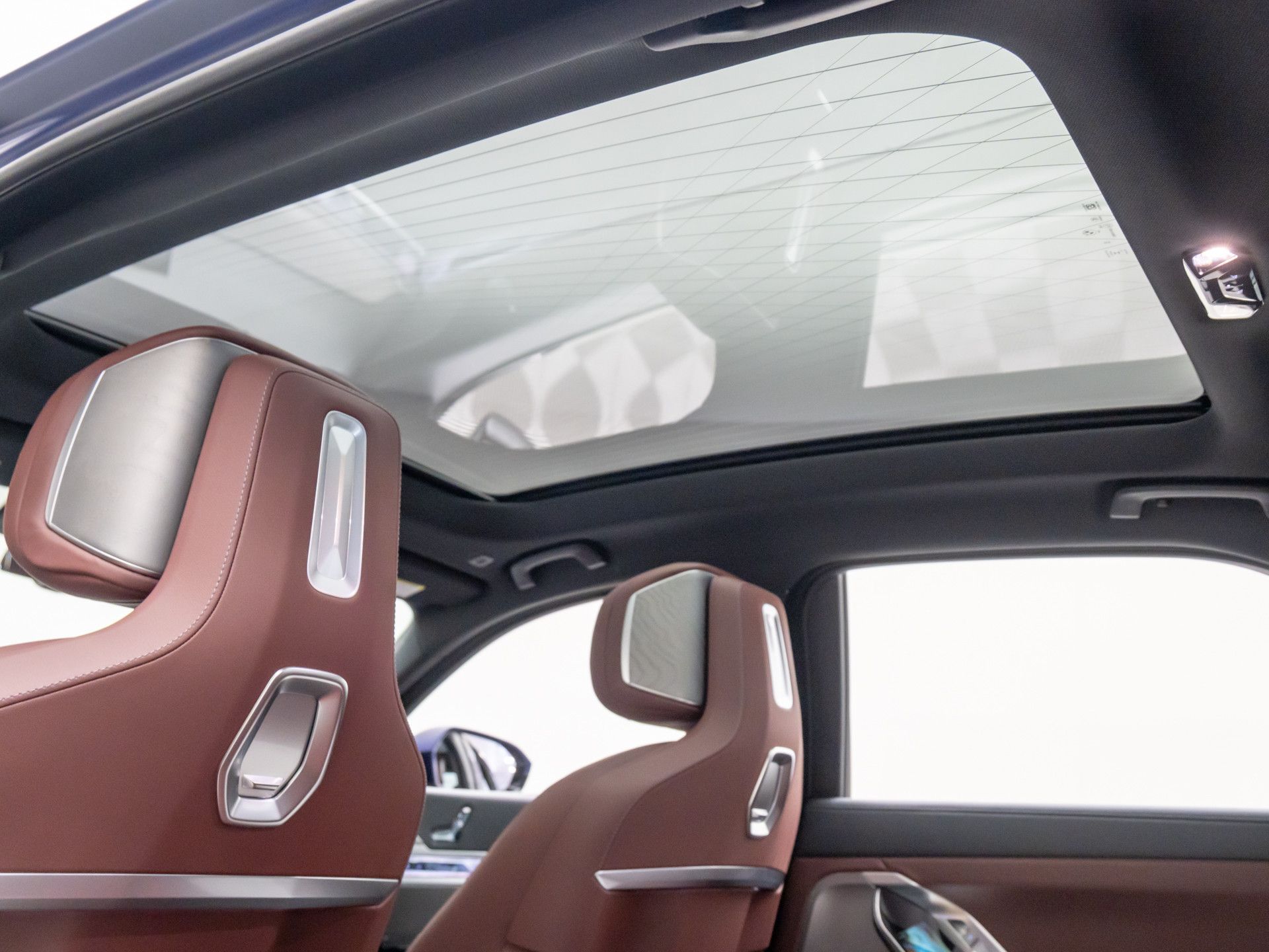 New 2025 Frozen Tanzanite Blue Metallic BMW 750e xDrive image 17