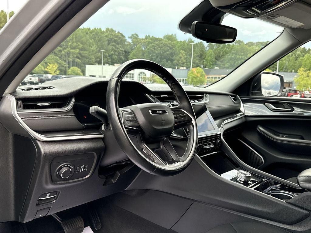 2021 Jeep Grand Cherokee Laredo photo 12