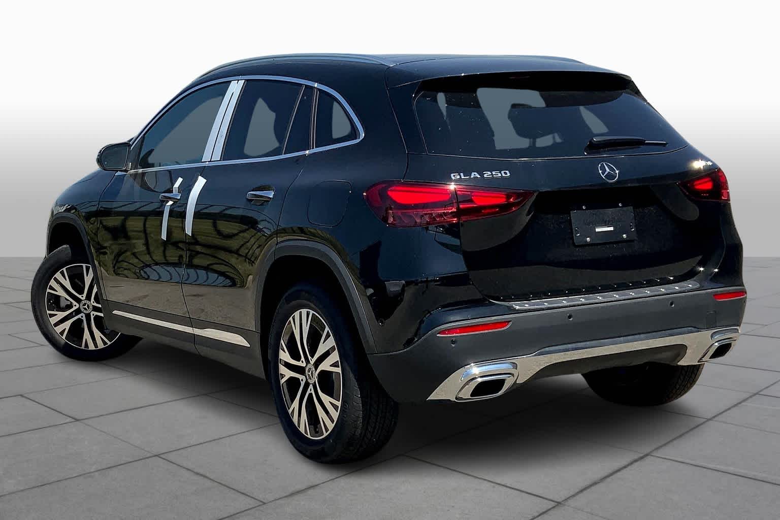 2025 Mercedes Benz GLA 250 4MATIC photo 4