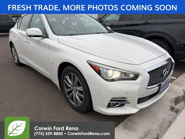 2015 INFINITI Q50 Premium's photo