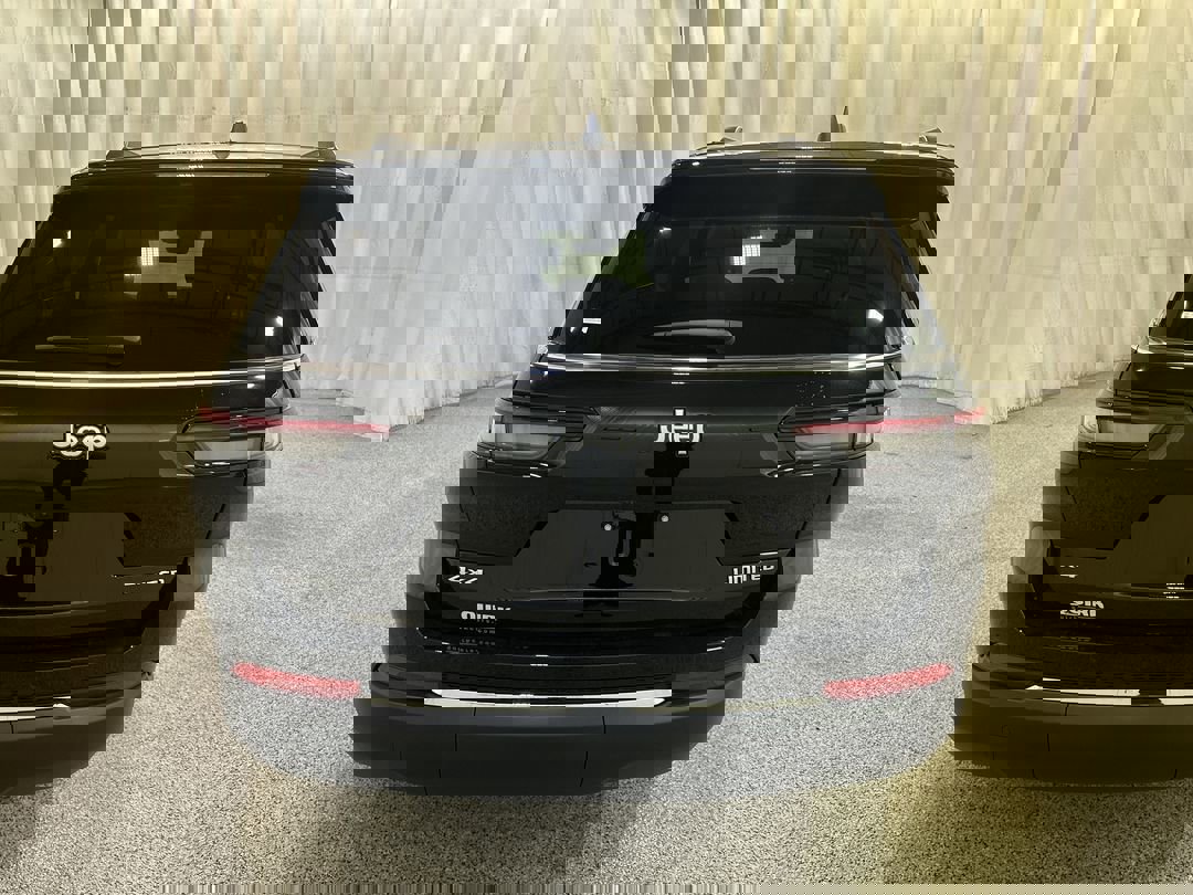 2025 Jeep Grand Cherokee Limited photo 3