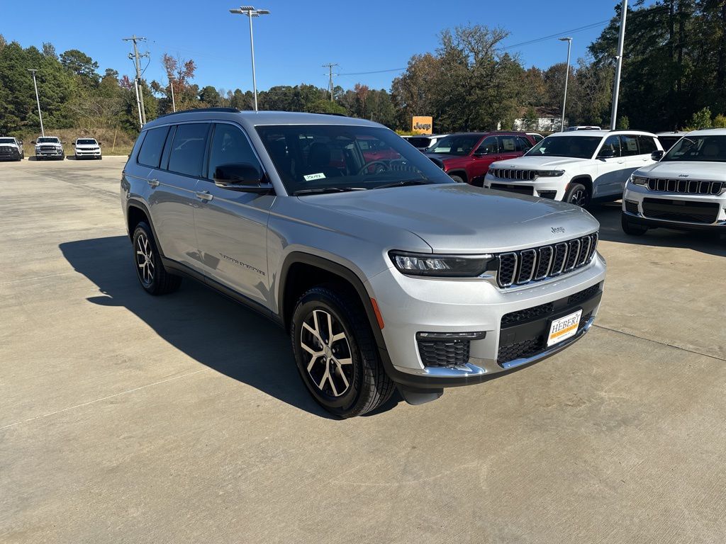 2025 Jeep Grand Cherokee Limited photo 3