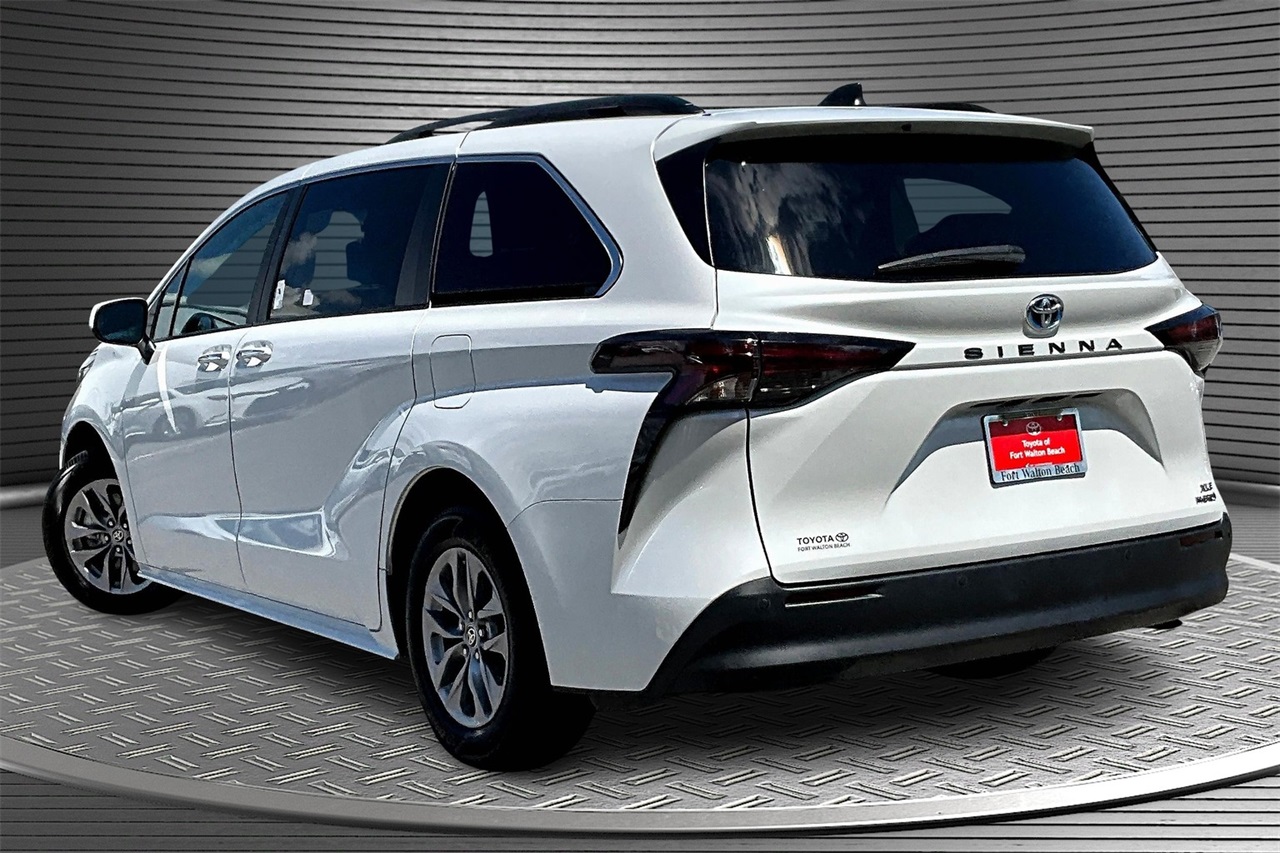 2024 Toyota Sienna XLE photo 4