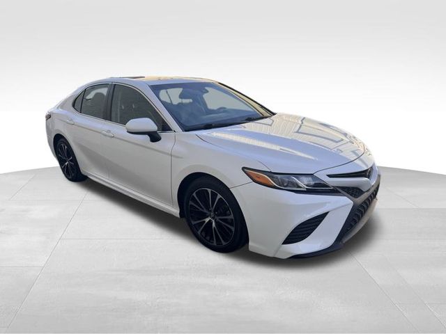 2018 Toyota Camry SE photo 3