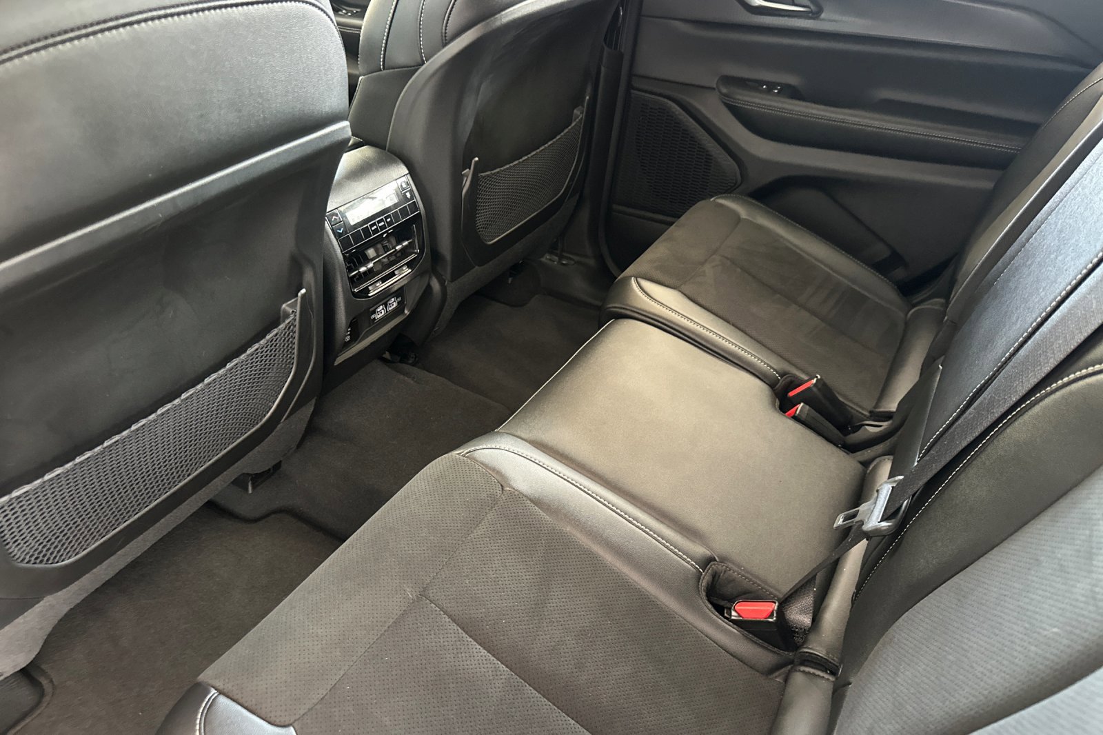 2024 Jeep Grand Cherokee Altitude photo 12