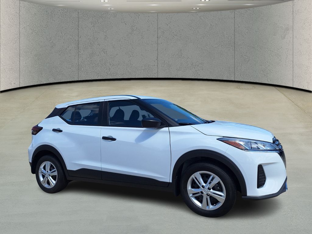 2025 Nissan Kicks Play S photo 3