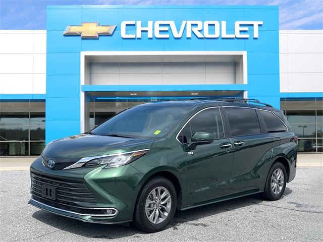 Used 2022 Green Toyota XLE image 1