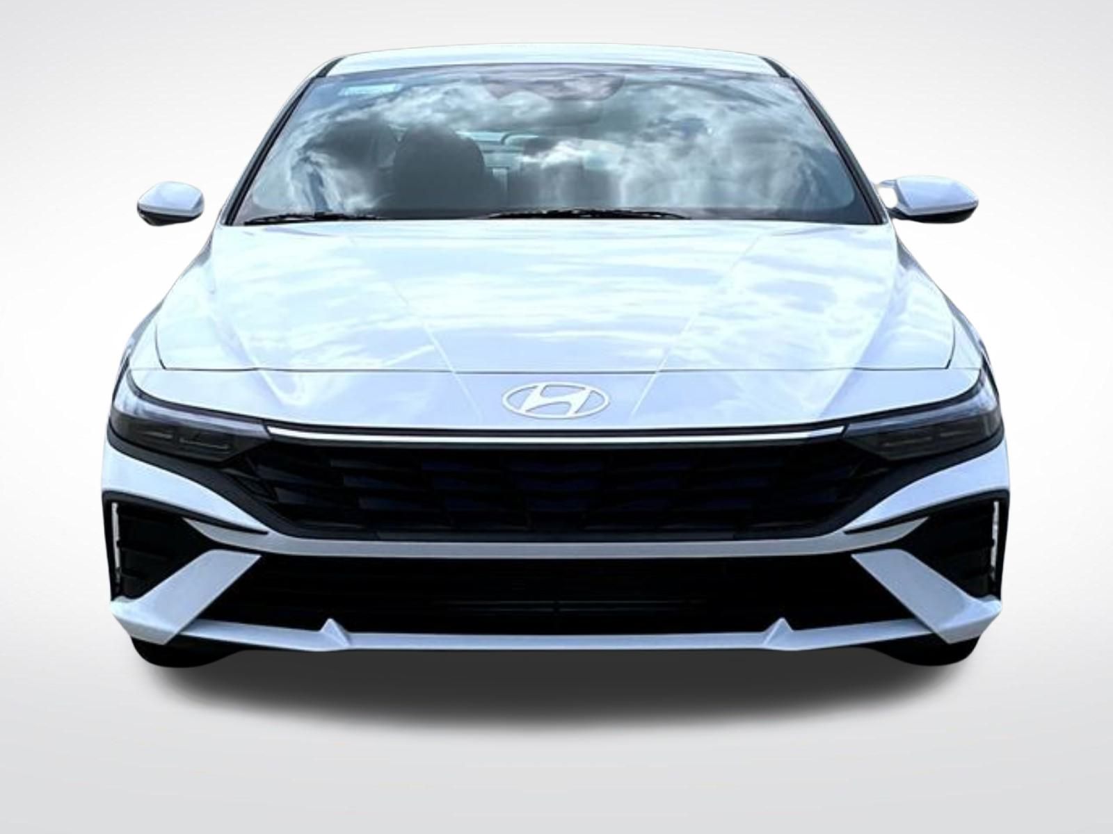 2025 Hyundai Elantra SE photo 2