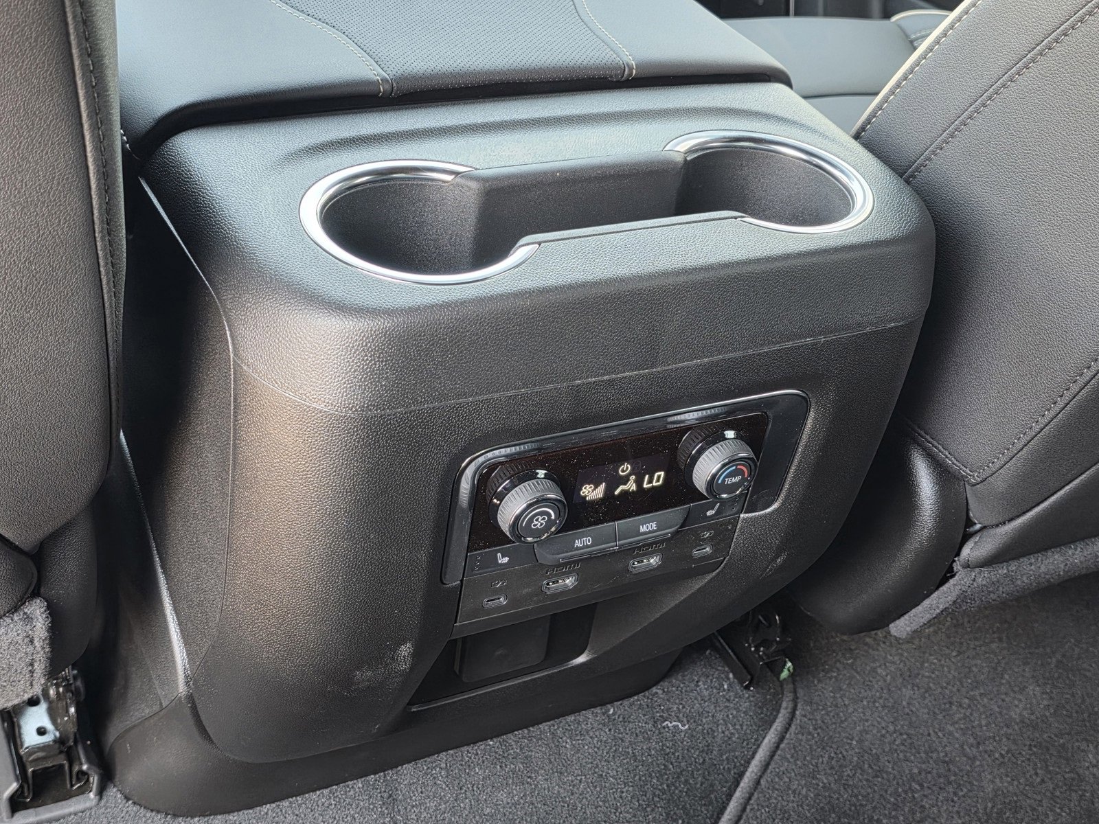 2025 Chevrolet Suburban Premier photo 17