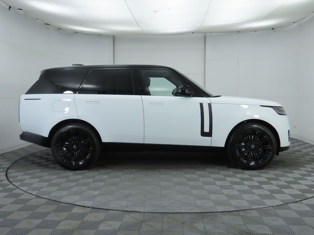 2025 Land Rover Range Rover SE photo 3