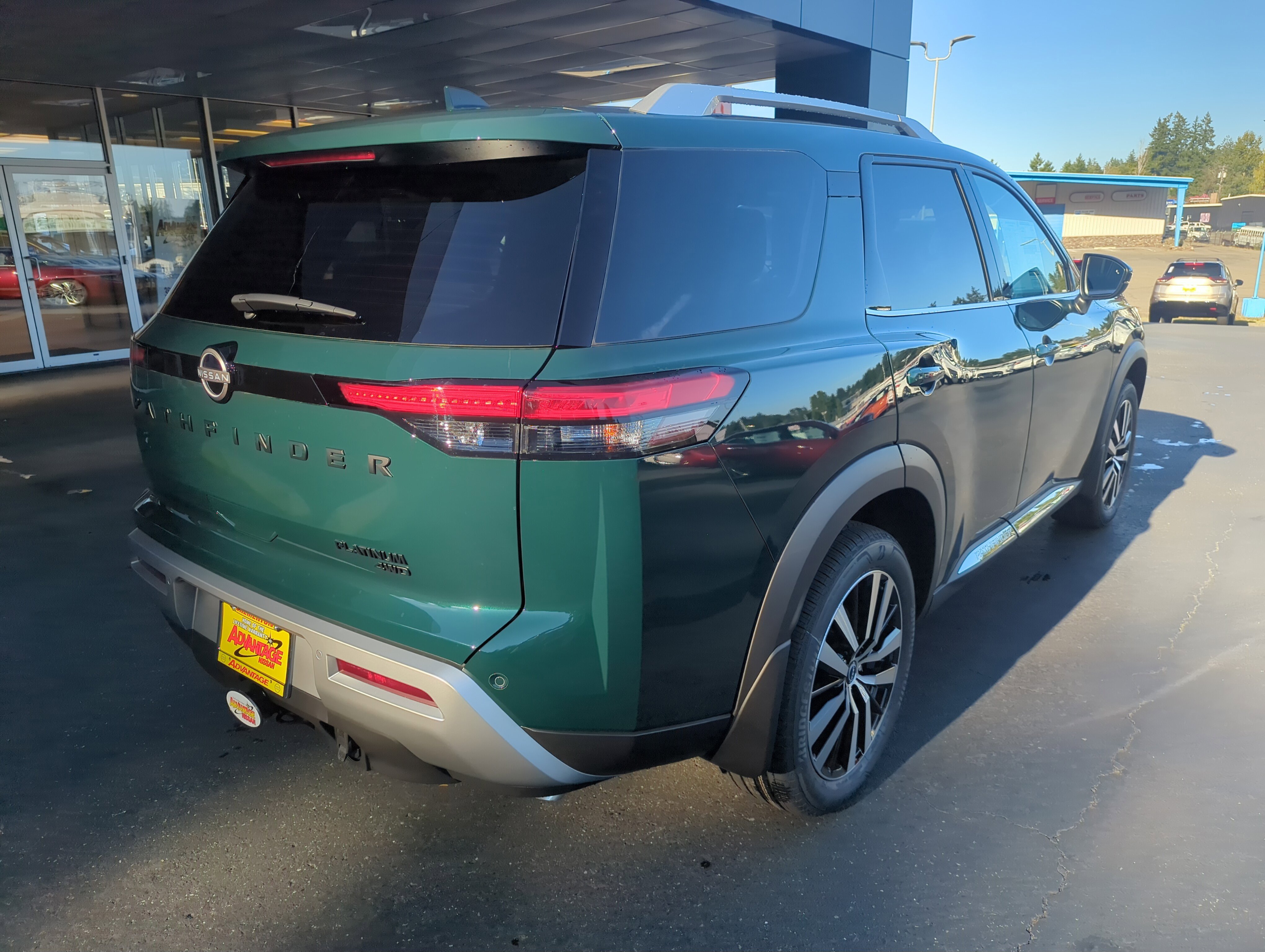 2025 Nissan Pathfinder Platinum photo 2