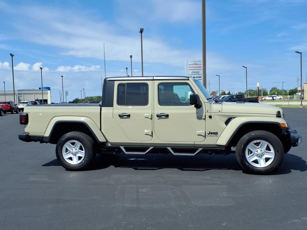 2022 Jeep Gladiator Sport photo 2