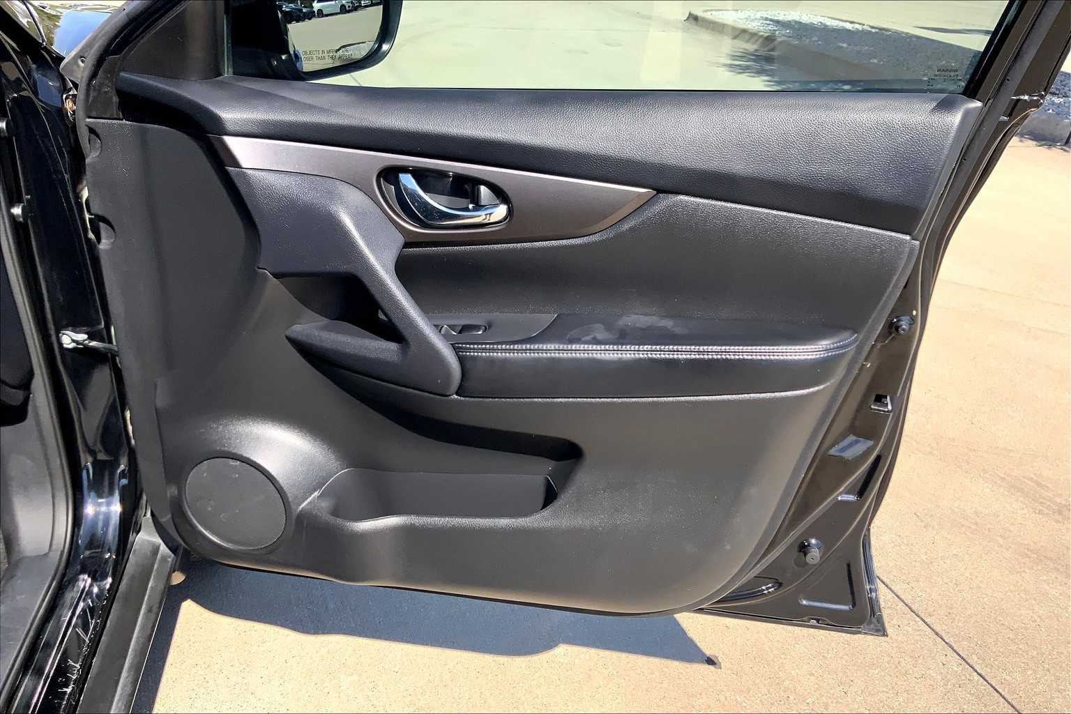 2014 Nissan Rogue S photo 20