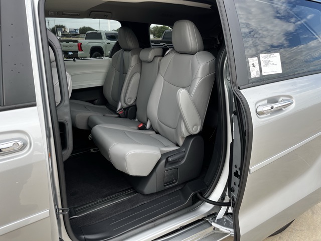 2025 Toyota Sienna XLE photo 14