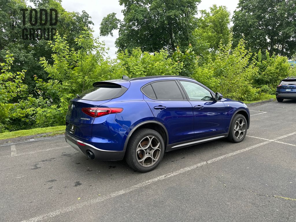 2022 Alfa Romeo Stelvio Ti photo 5
