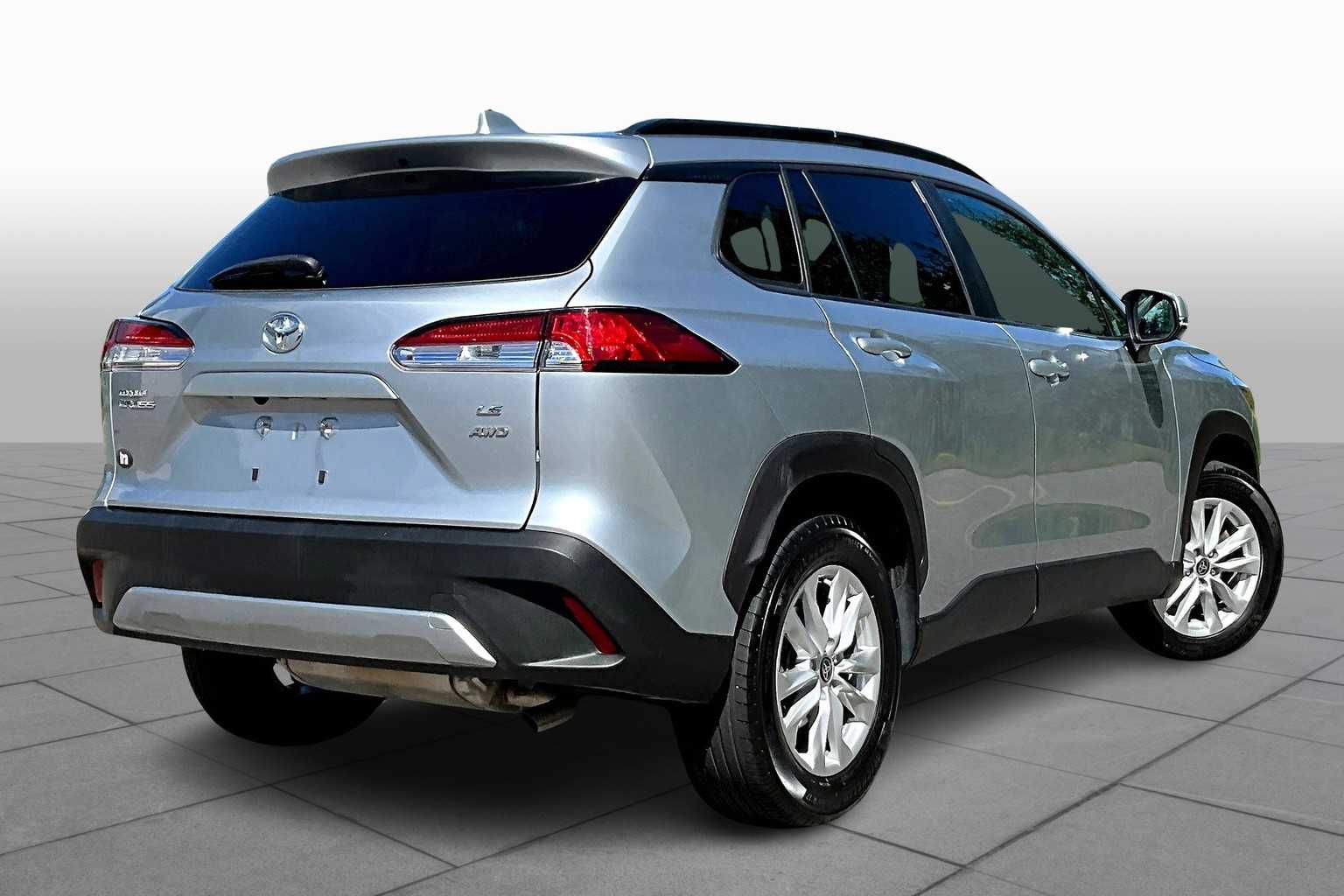2022 Toyota Corolla Cross LE photo 11