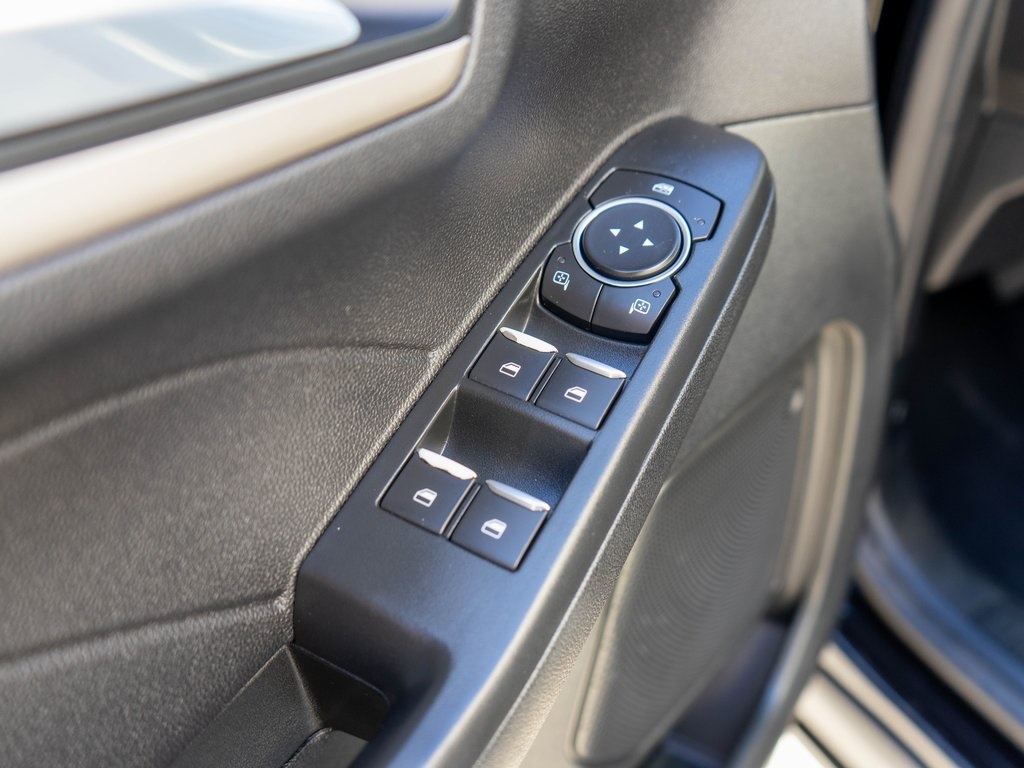 2021 Ford Escape SEL photo 16