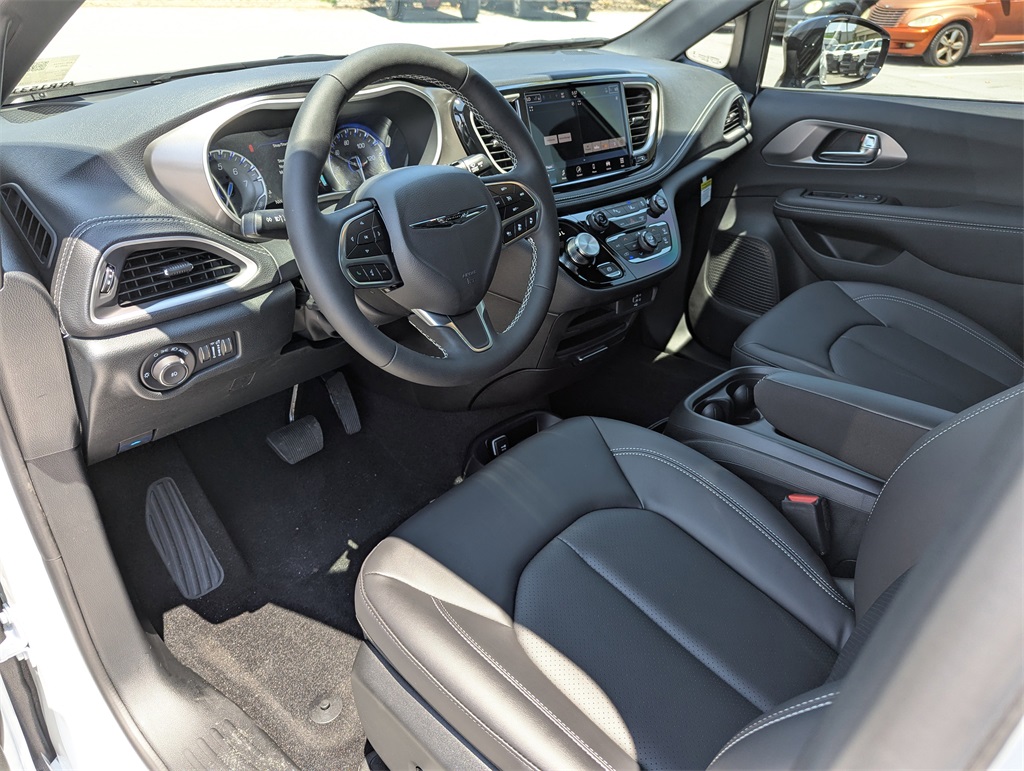 2026 Chrysler Pacifica photo 10
