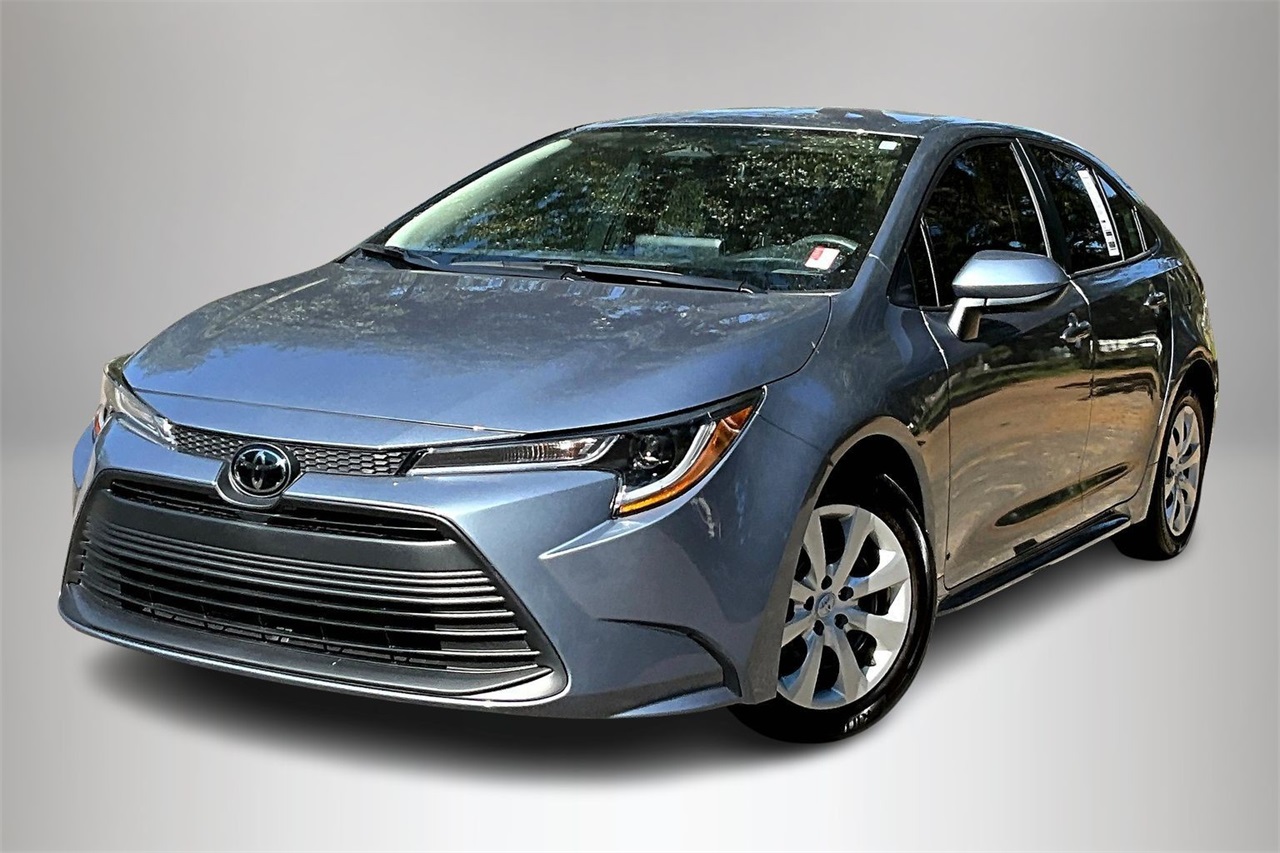2024 Toyota Corolla LE's photo