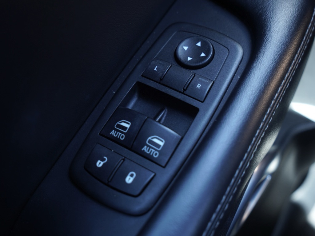 2015 Dodge Challenger R/T Plus photo 12