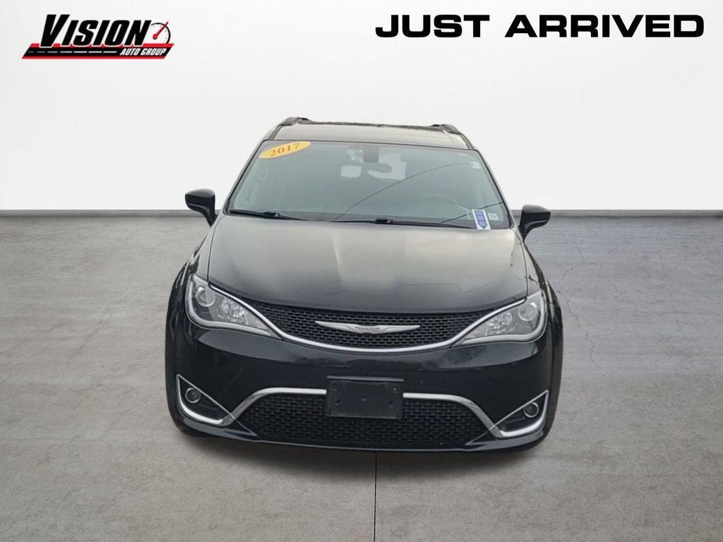 2017 Chrysler Pacifica Touring L photo 2