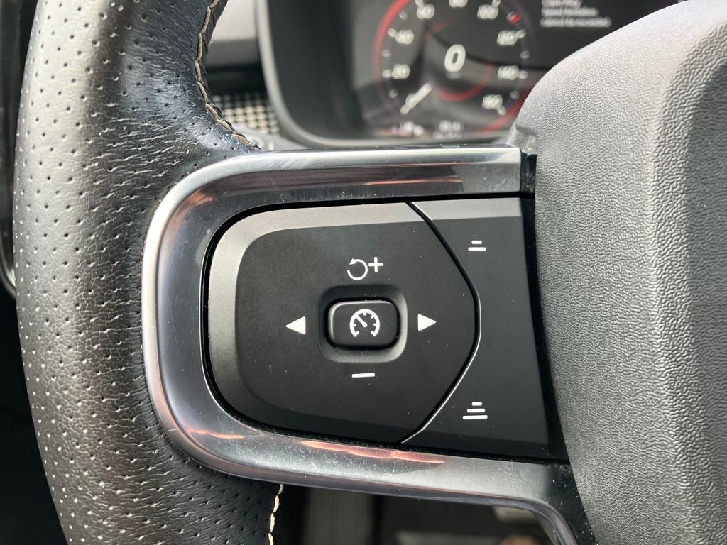 2021 Volvo XC40 R-Design photo 19
